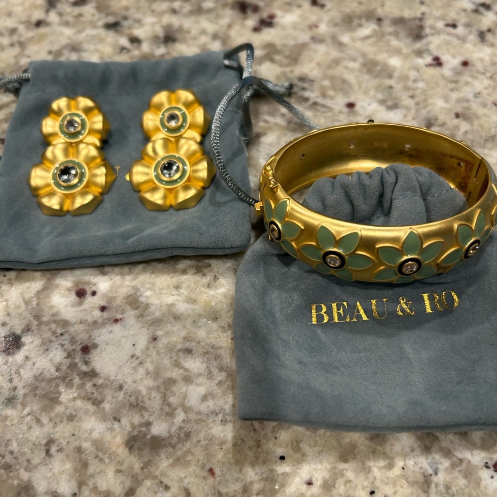 New/Never worn Beau&Ro Matching Earring and Bracelet Set.